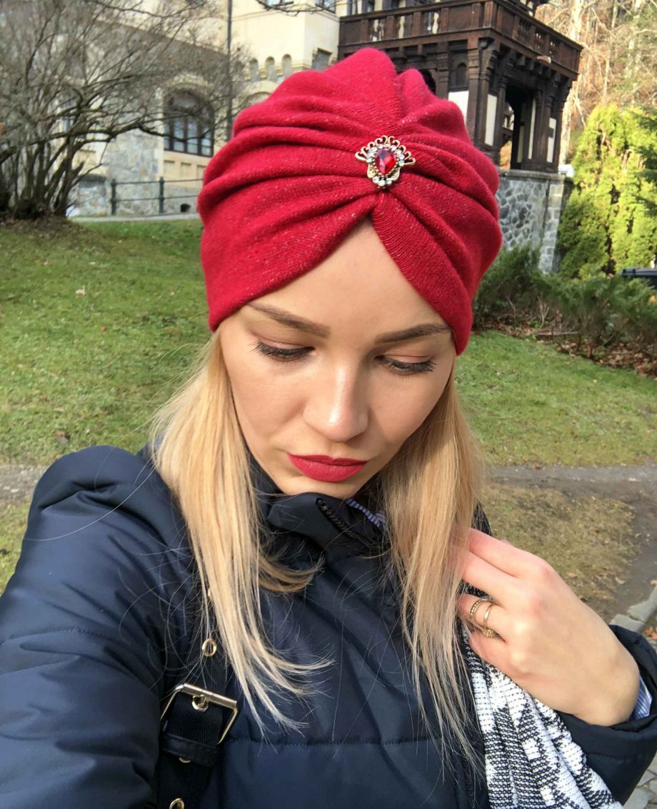 Turban rosu din tricot cu insertii https://lune.ro/