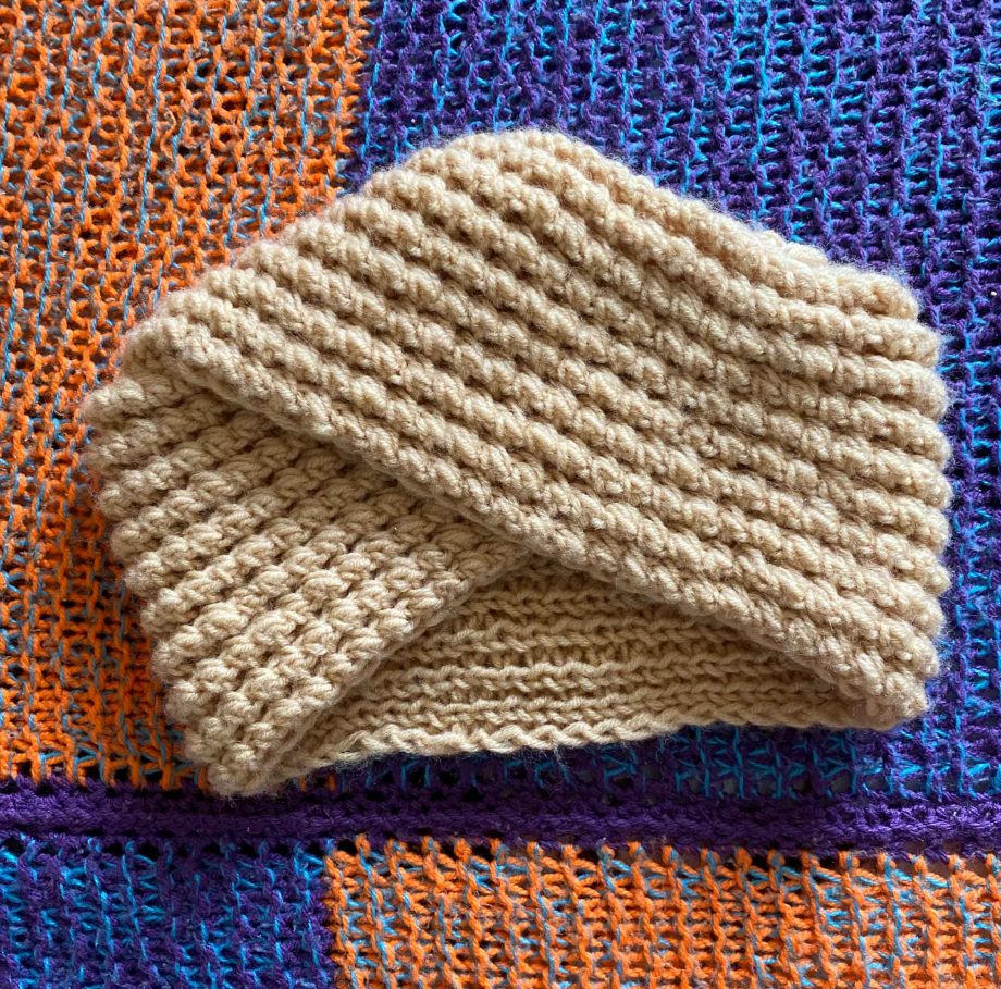 Turban bej tricotat manual